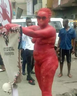 lady caused a huge scene earlier today in Lagos after taking her protest to another level